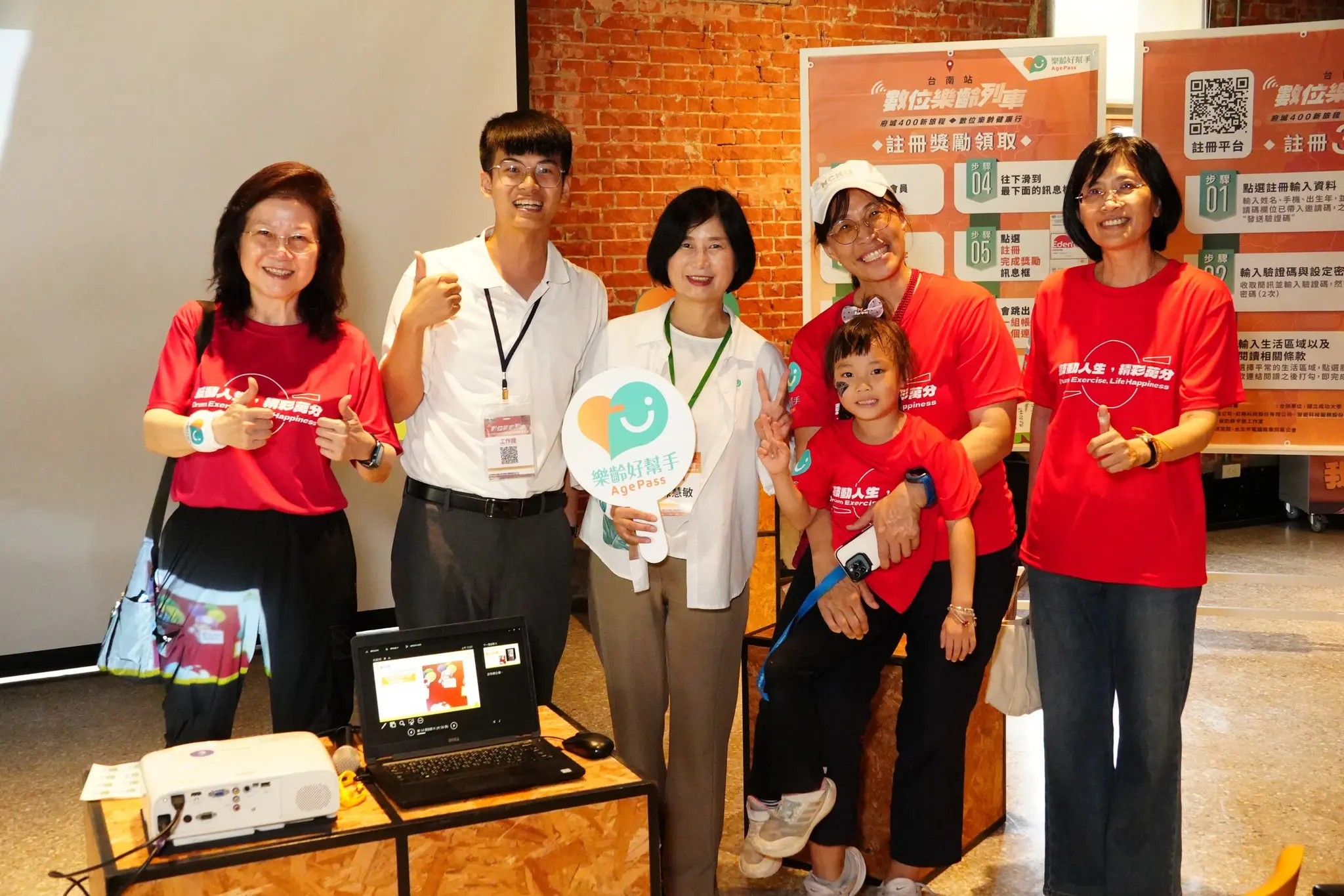 與數位產業署陳慧敏副署長左三、成功大學陳玉女副校長右一合影